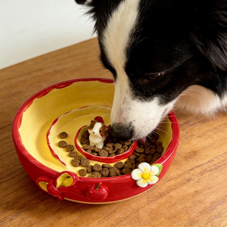 Handgefertigter Keramik Slow Feeder Hunde-/Katzennapf mit Spiral-Puzzle-Design und 3D-Welpenfigur, lebensmittelecht, spülmaschinenfest