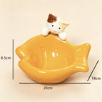 Schräge Katzenschale aus Keramik mit Glückskatzenfigur, Schnurrhaarrelief, Nackenschutz, fischförmige Futter- und Wasserschale für Katzen