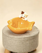 Schräge Katzenschale aus Keramik mit Glückskatzenfigur, Schnurrhaarrelief, Nackenschutz, fischförmige Futter- und Wasserschale für Katzen