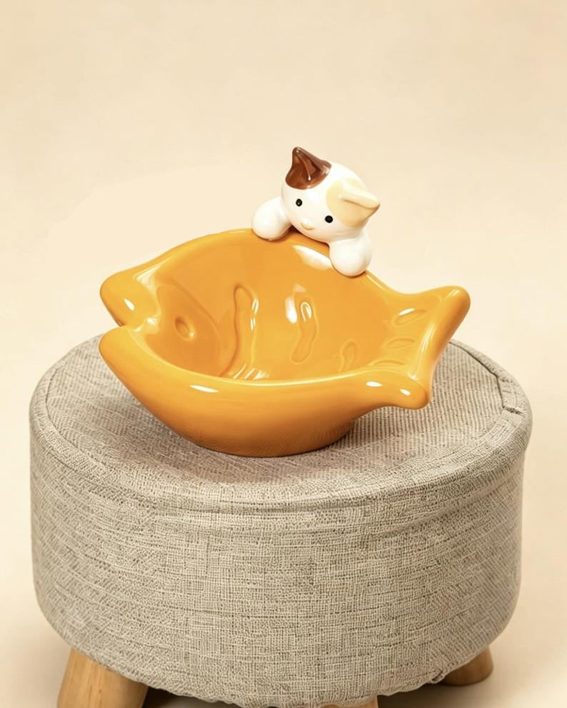 Schräge Katzenschale aus Keramik mit Glückskatzenfigur, Schnurrhaarrelief, Nackenschutz, fischförmige Futter- und Wasserschale für Katzen