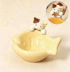 Schräge Katzenschale aus Keramik mit Glückskatzenfigur, Schnurrhaarrelief, Nackenschutz, fischförmige Futter- und Wasserschale für Katzen