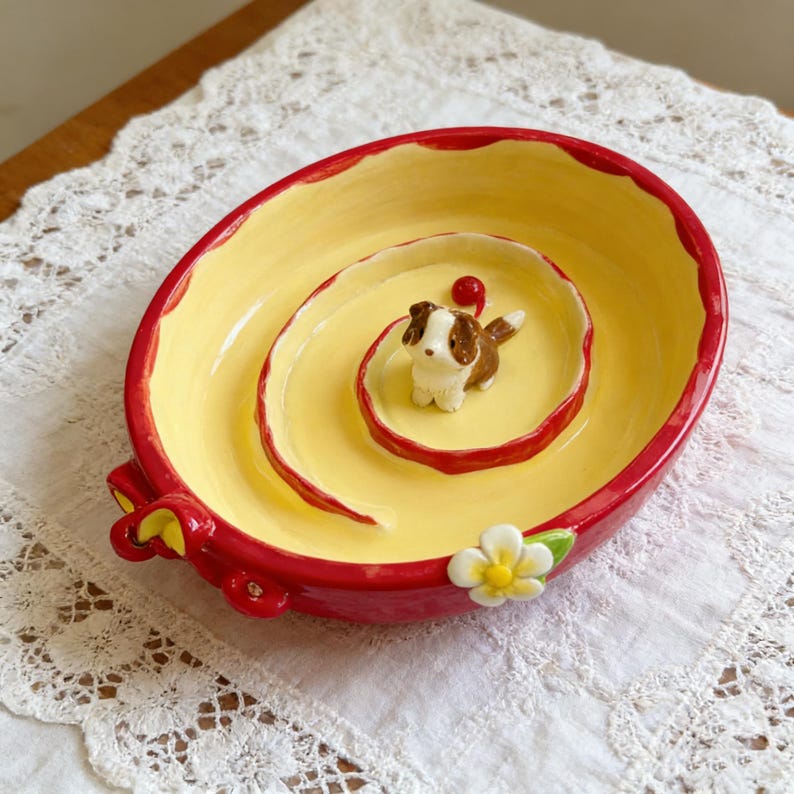Handgefertigter Keramik Slow Feeder Hunde-/Katzennapf mit Spiral-Puzzle-Design und 3D-Welpenfigur, lebensmittelecht, spülmaschinenfest