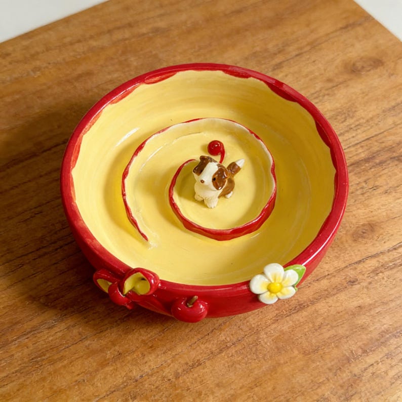 Handgefertigter Keramik Slow Feeder Hunde-/Katzennapf mit Spiral-Puzzle-Design und 3D-Welpenfigur, lebensmittelecht, spülmaschinenfest