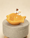Schräge Katzenschale aus Keramik mit Glückskatzenfigur, Schnurrhaarrelief, Nackenschutz, fischförmige Futter- und Wasserschale für Katzen