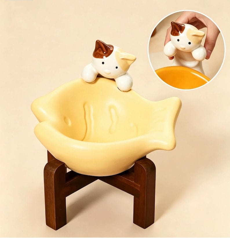 Schräge Katzenschale aus Keramik mit Glückskatzenfigur, Schnurrhaarrelief, Nackenschutz, fischförmige Futter- und Wasserschale für Katzen