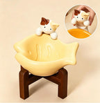 Schräge Katzenschale aus Keramik mit Glückskatzenfigur, Schnurrhaarrelief, Nackenschutz, fischförmige Futter- und Wasserschale für Katzen