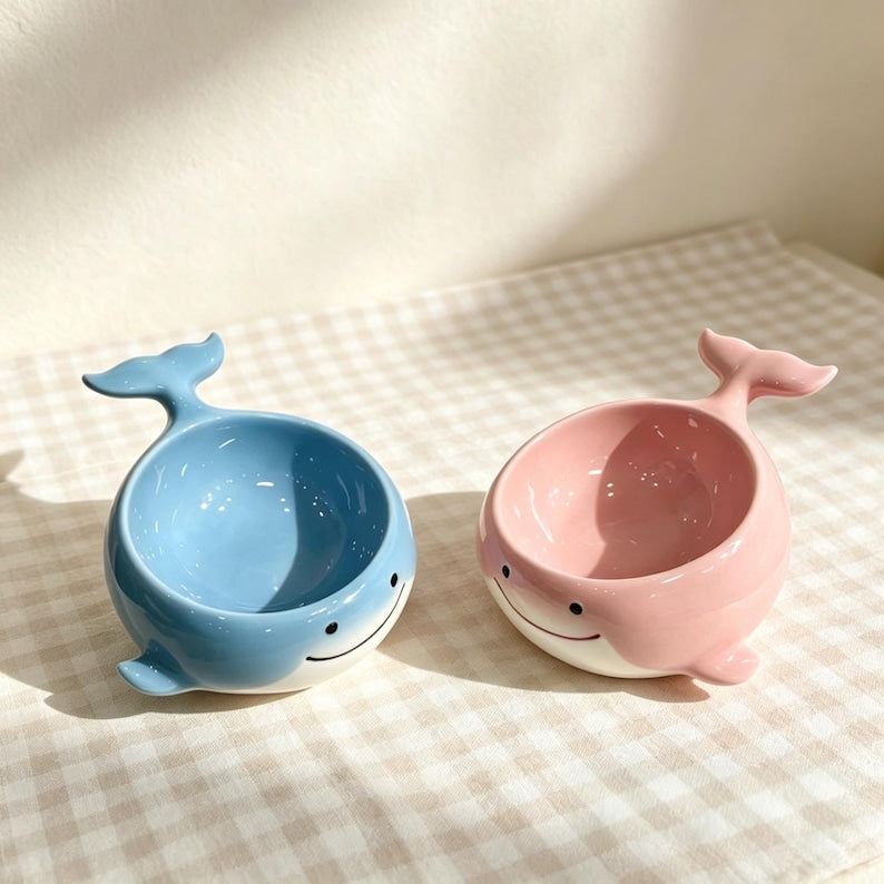 Keramik Katzenschüssel mit Wal-Design, erhöht, schräg, blau-rosa, auslaufsicher
